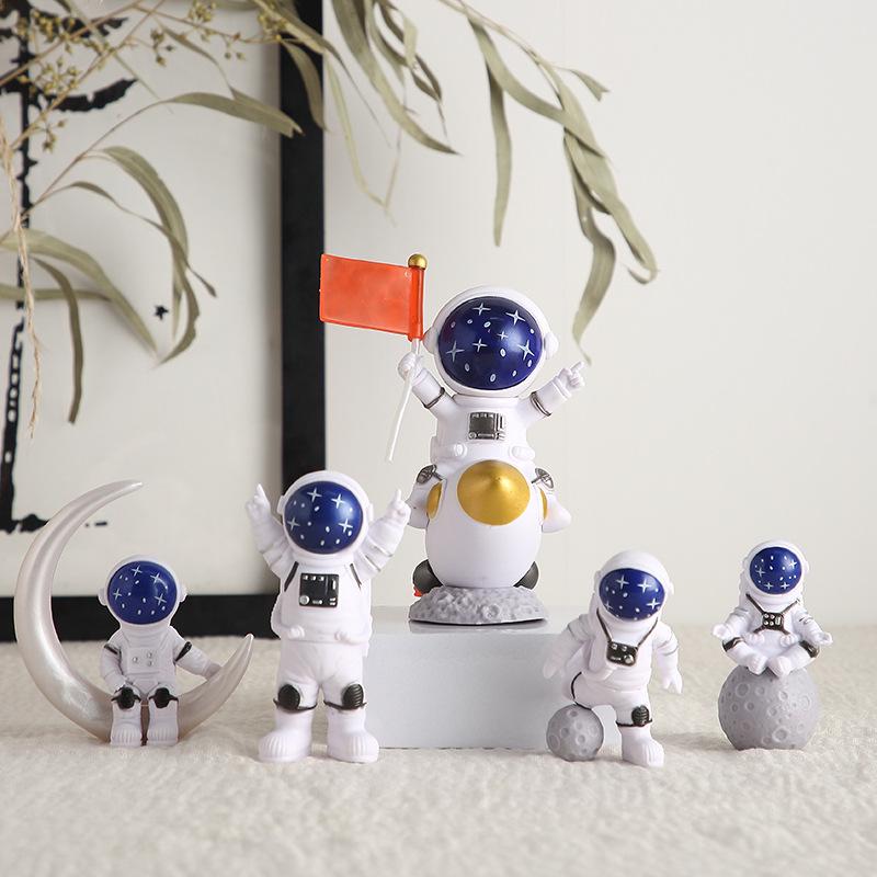 Маленькая смоляная фигурка космонавта - Идеально для домашнего декора, подарка на День святого Валентина или день рождения