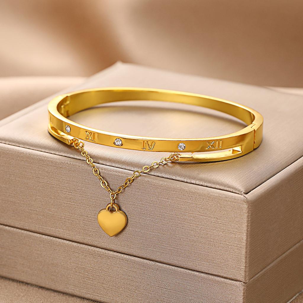 European beautiful women's heart bracelet Roman numerals love pendant fashion versatile personality bracelet jewelry gift bracelet