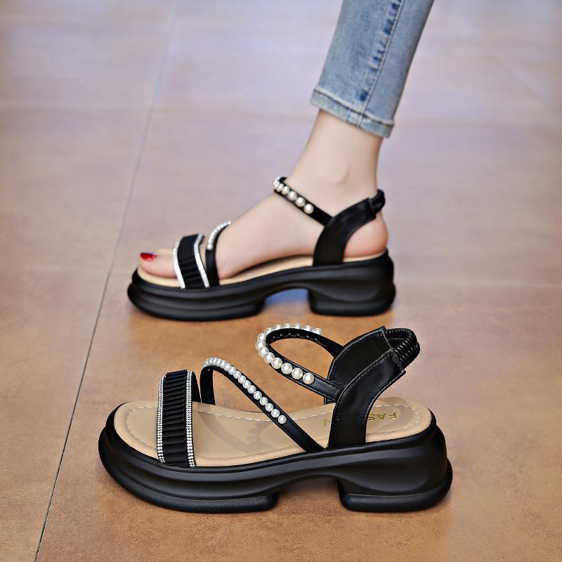 Модные сандалии в стиле феи женские 2025 года на толстой подошве с полой пряжкой из одного слова, простые пляжные сандалии