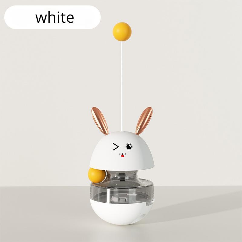 Милый неваляшка, который бросает кошачью еду, чтобы поиграть с кошками