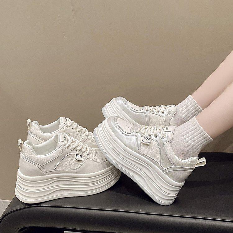 Маленькие белые туфли на толстой подошве для женщин и невысоких мужчин, новая весенняя универсальная обувь на шнуровке 2025 года для студенток, позволяющая увеличить их рост и