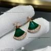 Серьги-веера из 18-каратного розового золота с бриллиантами, перламутром и красным агатом