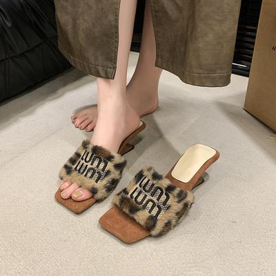 Женские тапочки с леопардовым принтом и покатым каблуком в стиле знаменитостей, новые пушистые тапочки большого размера 2024 года ~ теплые осенне-зимние тапочки на высоком каблуке