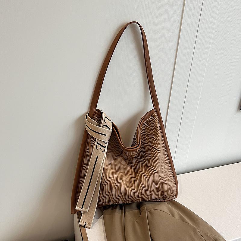 Модная плиссированная сумка большой вместимости женская 2025 новая универсальная сумка через плечо высококачественная текстура простая деловая сумка-тоут