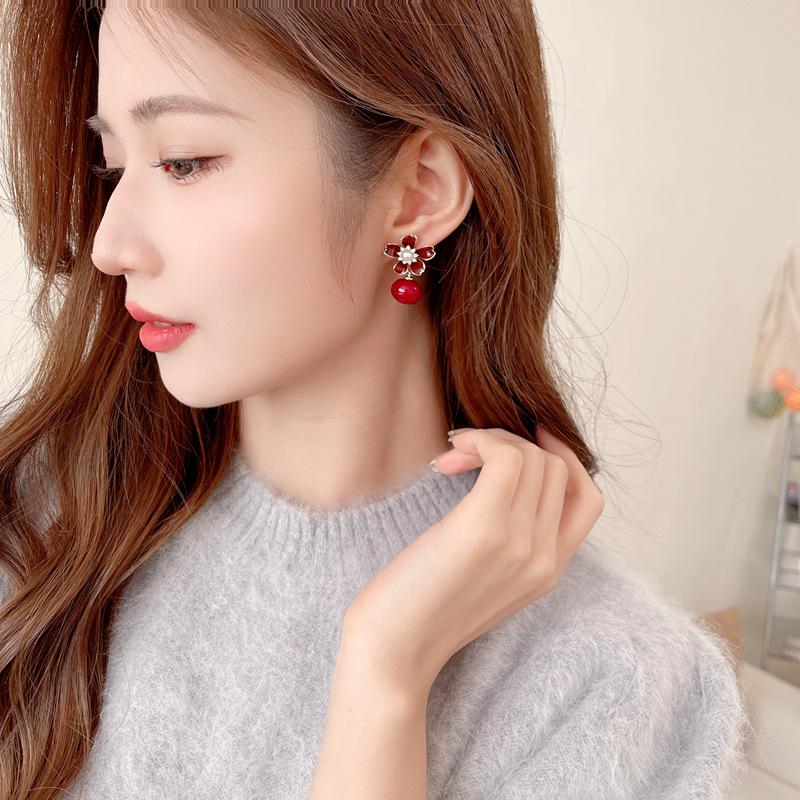 Элегантные высококачественные серьги в стиле ретро в стиле Гонконга из серебра 925 пробы с пятилепестковыми игольчатыми цветочными каплями и объемными жемчужными серьгами