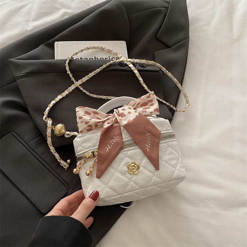 2025 New Spring Portable Small Bag Diamond Chain Bag Messenger Bag Mini Mini Small Bag Women