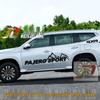 Декали на кузов Mitsubishi Pajero Sport: Гоночные полосы и персонализированные наклейки с цветной полосой