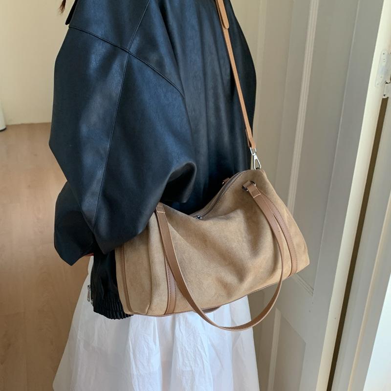 Сумка большой вместимости 2025 новая трендовая ретро универсальная модная сумка через плечо с высоким чувством стиля замшевая сумка-мессенджер для通勤