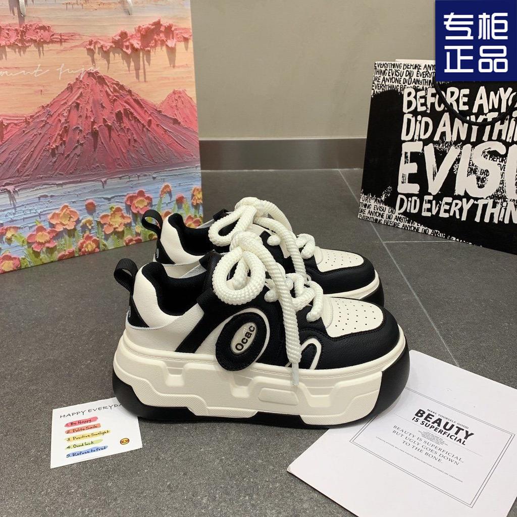 Маленький человек на толстой подошве, маленькие белые туфли на подошве-маффине, новая дышащая повседневная обувь весной 2025 года, модные нишевые кеды в цветовой гамме