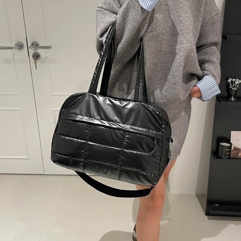 Yogodlns Стеганая однотонная мягкая дорожная сумка, портативная стильная вместительная женская сумка для спорта, работы и повседневного использования