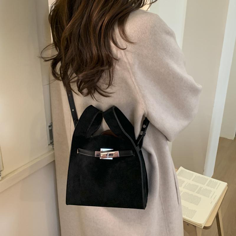 Популярные в этом году маленькие сумки — это женские осенне-зимние универсальные новые ретро-сумки-мессенджеры 2025 года, портативные сумки-ведра в корейском стиле.