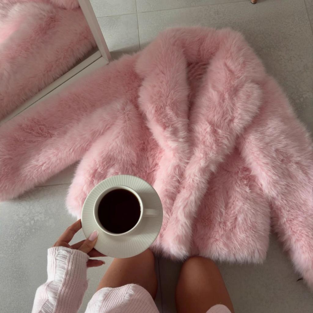 Women's Lapel Collar Long Sleeve Faux Fur Coat Loose Fit Casual Winter Short Jacket
