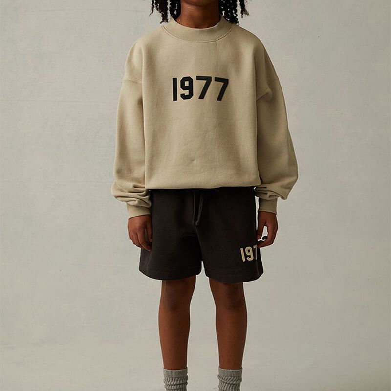 Fear of God Essentials Коллекция 1977 Весна/Лето 2022 Детский свитшот с круглым вырезом и цифровым принтом Детские топы Пшеничный FOG-SS22-214