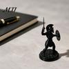 Настольные декоративные украшения 3D-печатная статуэтка женской гладиаторши, Фигурка спартанской женщины-воина с матово-черным щитом, Декор для дома, Исторический