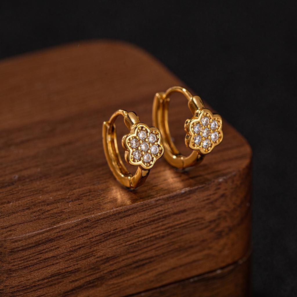 1 Pair White Copper Full Zirconia Classic Flower Ear Buckles Unisex Fashion Jewelry for Daily Casual & Holiday Vacation Wear