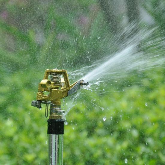 Ударный дождеватель на треноге с регулируемым вращением на 360 градусов, большой охват площади полива двора