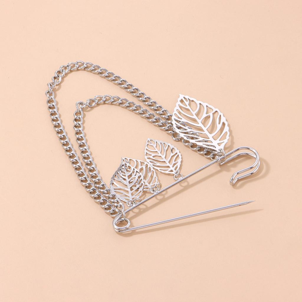 Temperament light luxury hollow leaf brooch, retro trend metal chain pin accessories