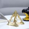 Металлические поделки Ажурная пирамида Золотое треугольное украшение Неправильное отверстие Металлическая фигурка Аксессуары для украшения дома