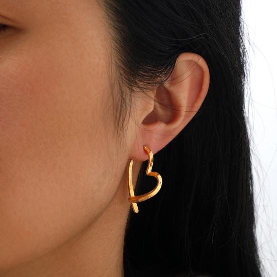 1 пара серег Huggie, полый цвет в форме сердца, однотонный, в стиле ретро, ​​антиаллергенный, с гальваническим покрытием, легкий, из нержавеющей стали