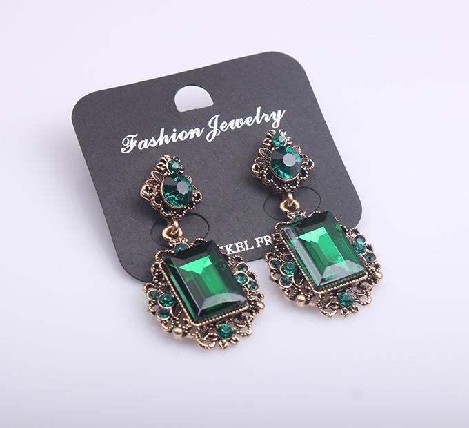 Мода, придворный ретро-темперамент, квадратные серьги с кристаллами и драгоценными камнями, серьги, преувеличенные аксессуары.