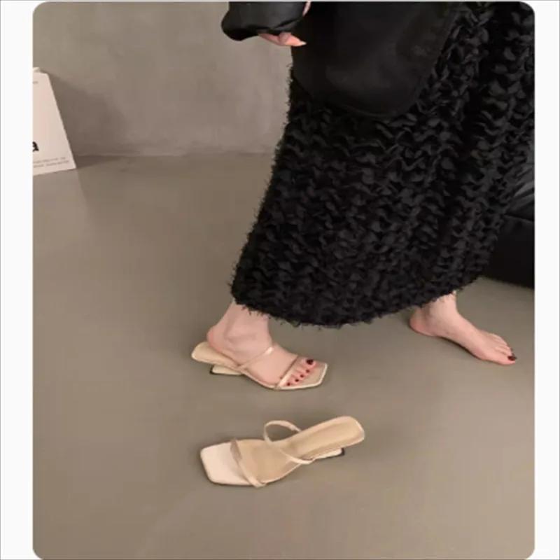 Летние новые простые босоножки на танкетке с открытым носком и тонким ремешком, квадратные сексуальные римские тапочки на высоком каблуке, шлепанцы, синие шлепанцы