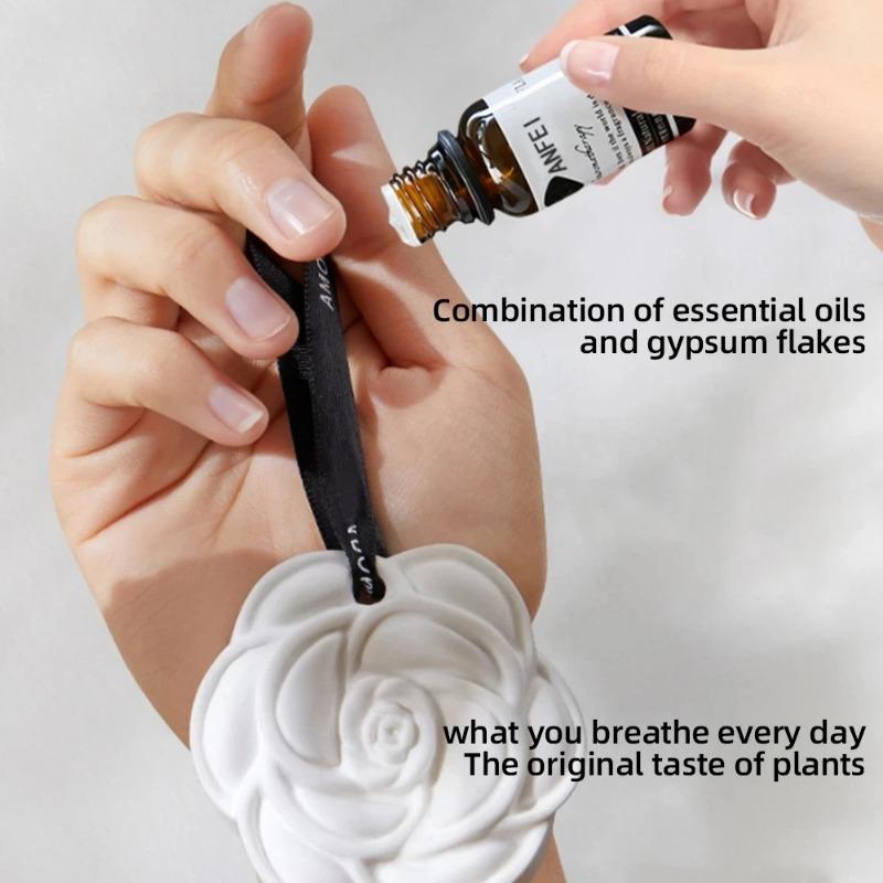 Автомобильный подвесной освежитель воздуха, красивый белый цветочный парфюм для стайлинга автомобиля, ароматный очиститель воздуха, украшение интерьера, орнамент