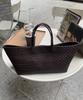 Сумка-тоут Tuo Rattan Flat Tote Medium Темно-коричневая · Плетеная сумка-тоут Tuo Rattan Flat Tote Medium Темно-коричневая