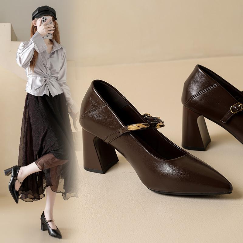 Мода Новая французская модель туфель-лодочек с острым носком и массивным каблуком для женщин, украшенная ретро металлической бретелькой через плечо и неглубоким вырезом.