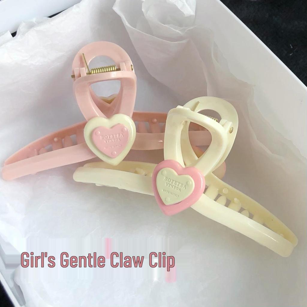 Нежная заколка-сердечко: Кремово-розовый аксессуар для волос в стиле акулы