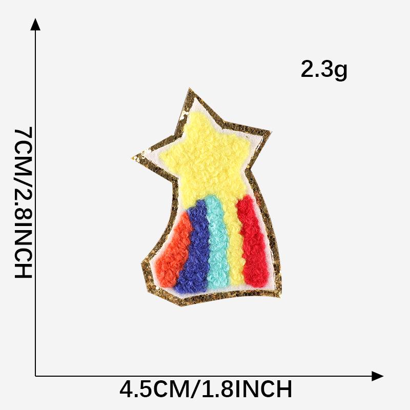 Полотенце из синели с золотой окантовкой, вышитыми нашивками в виде молний и радуги