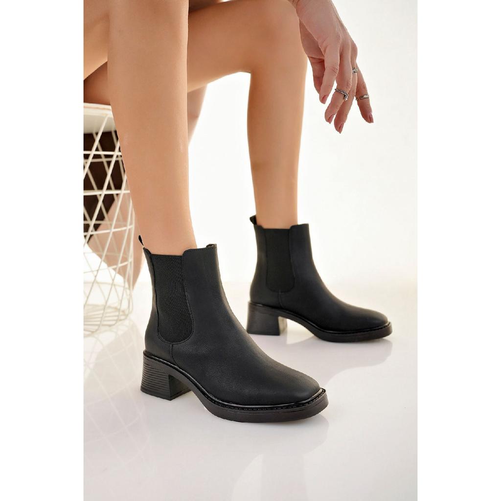 Женские кожаные ботинки с тупым носком