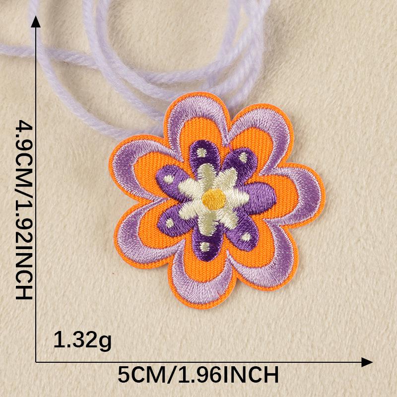 Значок-наклейка с радужной вышивкой - нашивка на аксессуар одежды