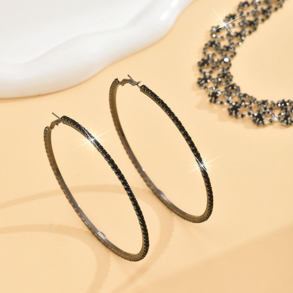 3 предмета женской моды: преувеличенные полые ожерелья с большими серьгами и набор аксессуаров для вечеринок