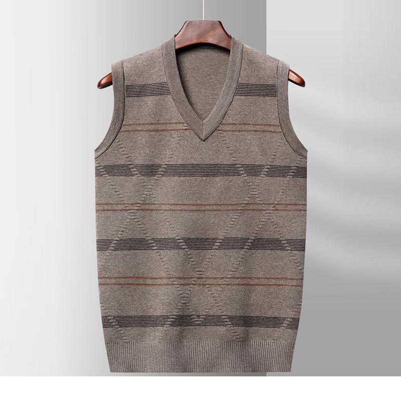 Повседневный трикотажный жилет с V-образным вырезом для мужчин среднего и пожилого возраста, свободного кроя, теплый, в широкую полоску, новинка осени и зимы