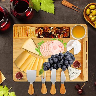 Набор бамбуковых сырных досок с 4 резаками и держателями резаков, пазами для соусов, закусок, деревянный поднос, универсальное блюдо для развлечений