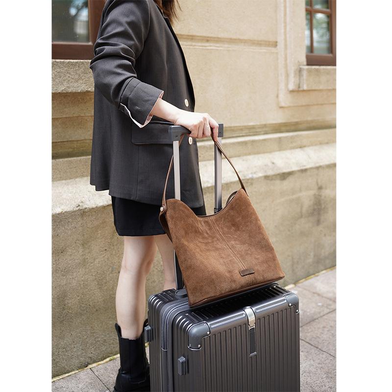 Casual minimalist crossbody bag for women, vintage casual fashion, Korean style large-capacity bucket bag, trendy and relaxed new design