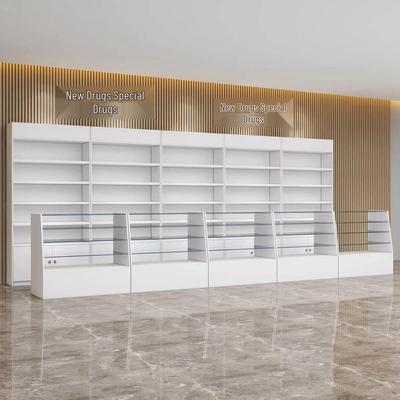 Витрина западной медицины: Двусторонняя стеклянная и деревянная аптечная полка для выкладки рецептов и товаров на прилавке в клинике.