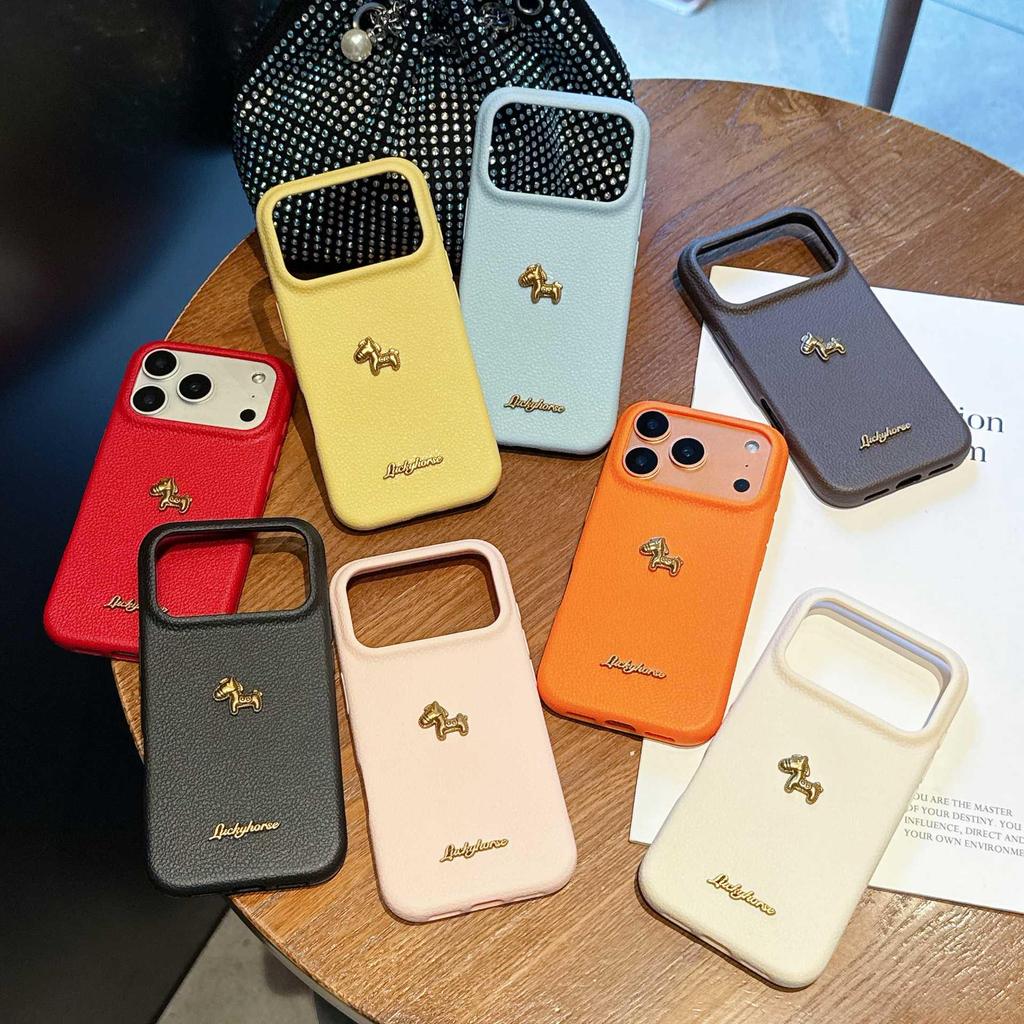 Чехол для iPhone 17 Pro Max: 3D Дизайн Золотой Лошади, Текстура Кожи, Матовое Покрытие, Совместим с Apple 16