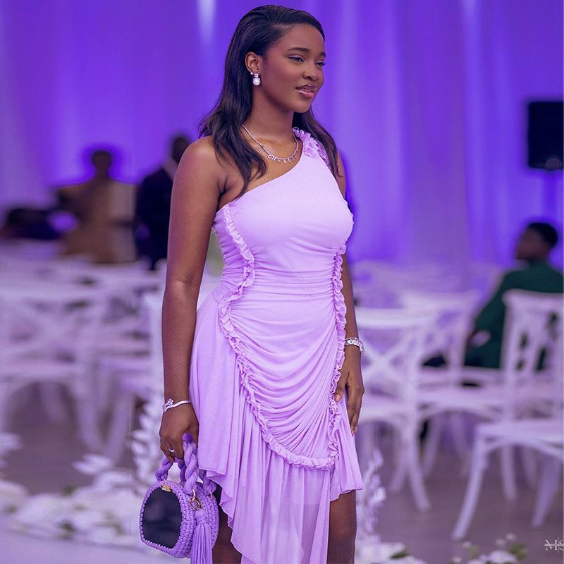 В наличии, европейская и американская женская одежда, осенняя новинка, модное и элегантное однотонное платье с оборками и плиссировкой на одно плечо