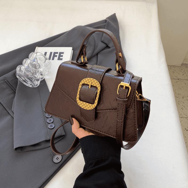 This year's popular bags are women's niche new Korean version of versatile retro high-end small square bag, shoulder messenger bag.