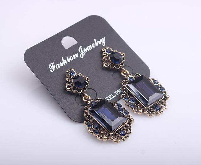 Мода, придворный ретро-темперамент, квадратные серьги с кристаллами и драгоценными камнями, серьги, преувеличенные аксессуары.
