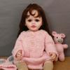 Реалистичные имплантированные вьющиеся волосы Reborn Baby Doll Girl Реалистичная 55 см Полностью виниловая кукла для моделирования тела Красота Розовая свинья Вязаная одежда Кукла Детская игрушка