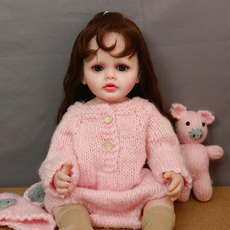 Реалистичные имплантированные вьющиеся волосы Reborn Baby Doll Girl Реалистичная 55 см Полностью виниловая кукла для моделирования тела Красота Розовая свинья Вязаная одежда Кукла Детская игрушка