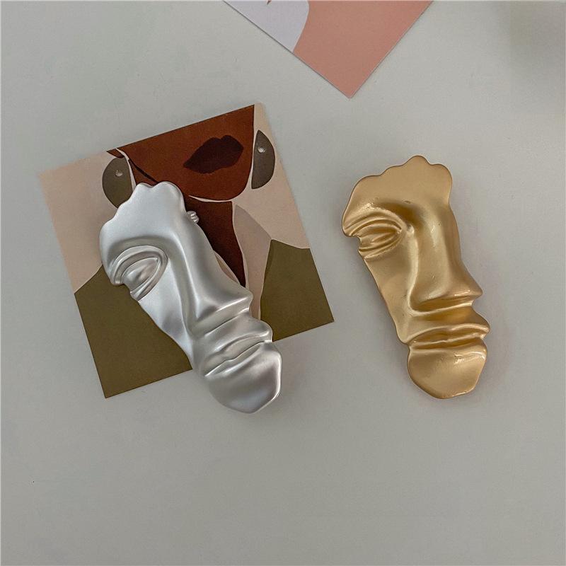 Шикарная европейская и американская ретро-брошь в виде лица из матового золота – модный и универсальный аксессуар.