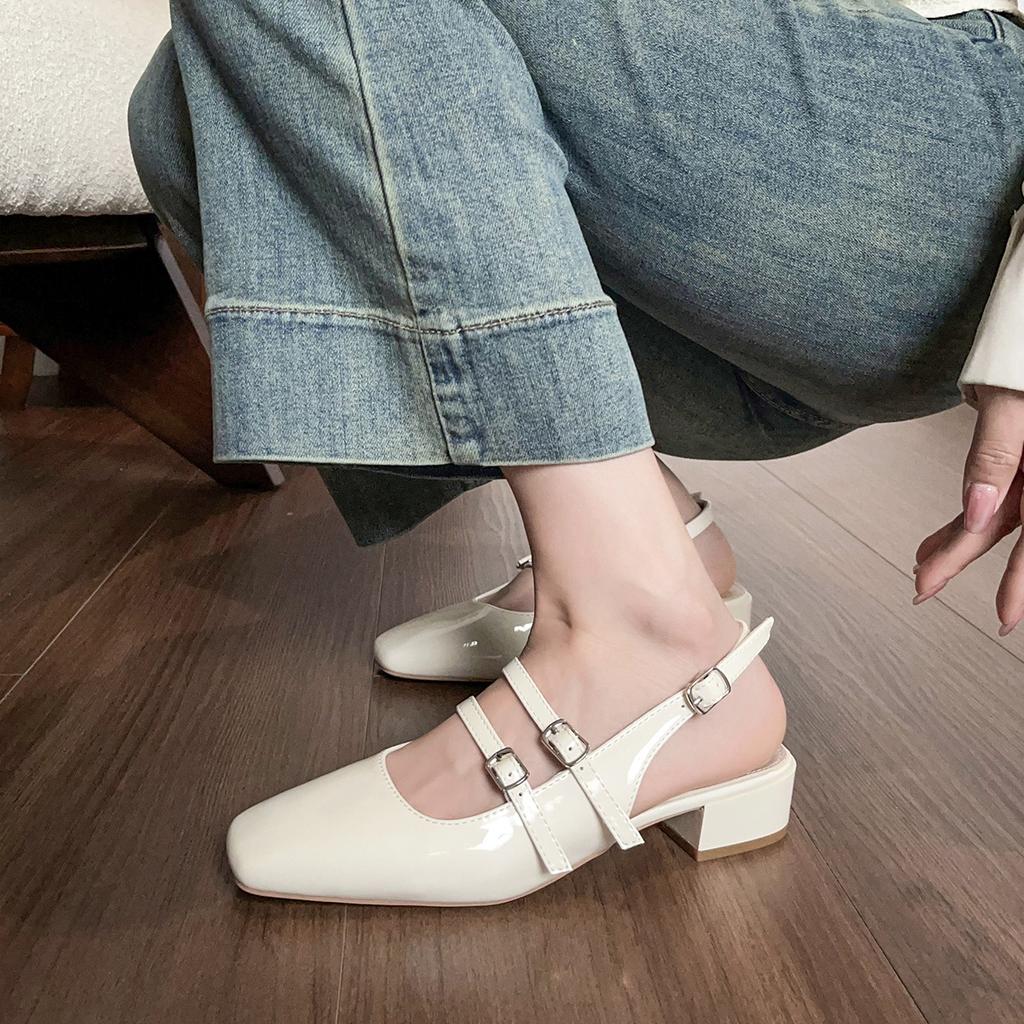 Женщина со стильным и элегантным стилем в одной паре обуви: летние шлепанцы и босоножки на толстом каблуке.