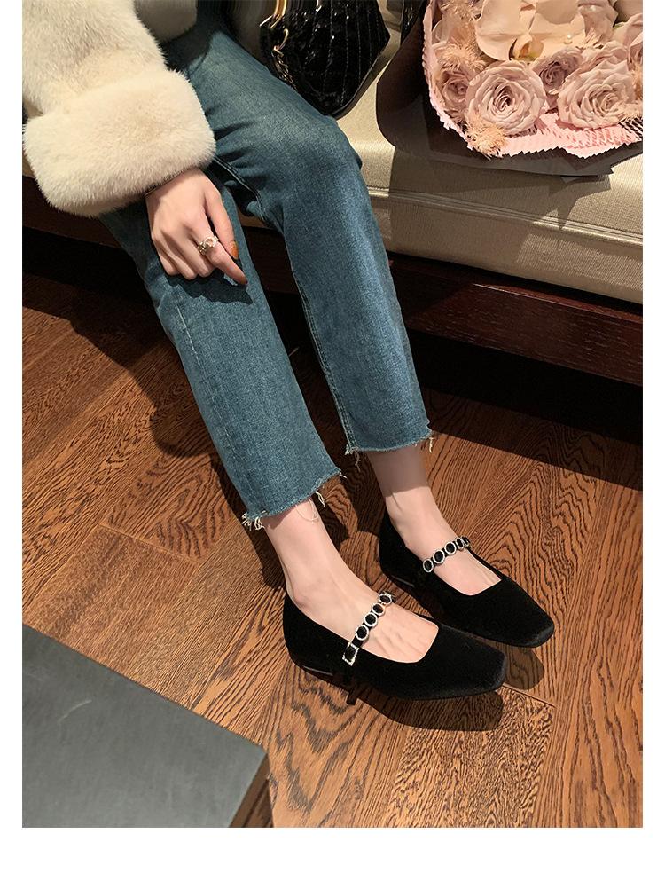 Версия из овчины~ 2025 новые кожаные бархатные туфли Мэри Джейн со стразами, женские весенние туфли с квадратной головкой и пряжкой в виде одного слова, одинарные туфли, женская обувь