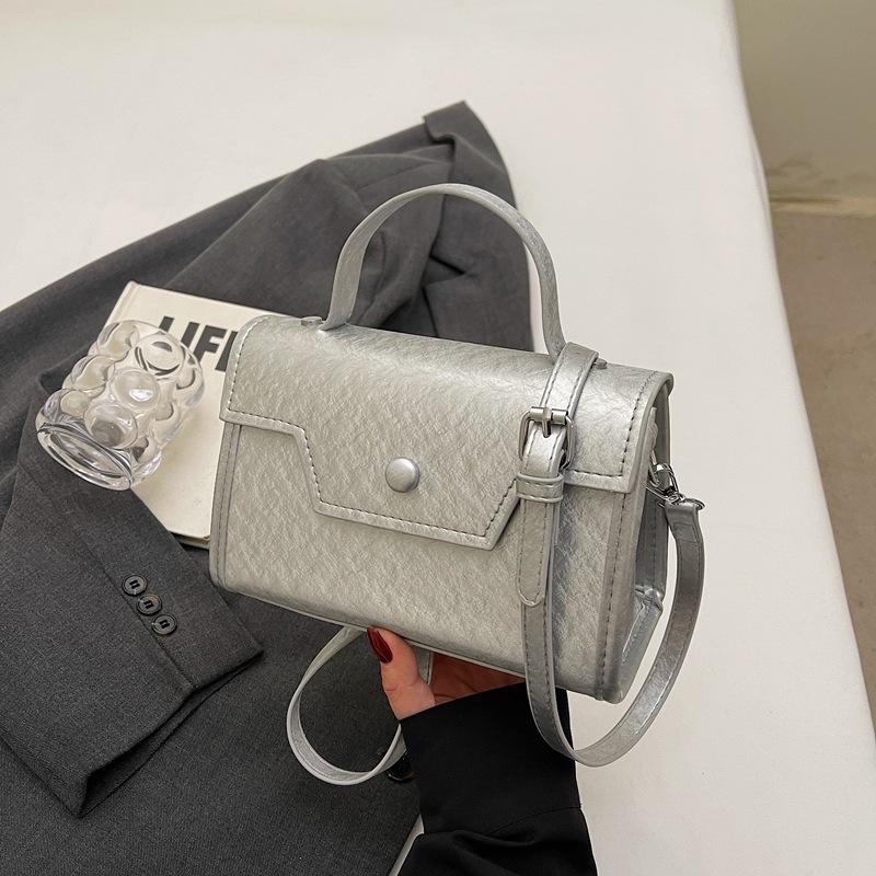 Модная портативная маленькая квадратная сумка женская сумка новая нишевая сумка для通勤 высокого класса универсальная на плечо сумка-мессенджер