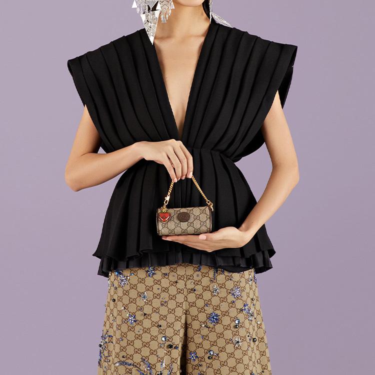 Gucci Кошелек женский с логотипом Double G, украшенный клубникой, из канваса и кожи, коричневый 726253-FABD5-9870