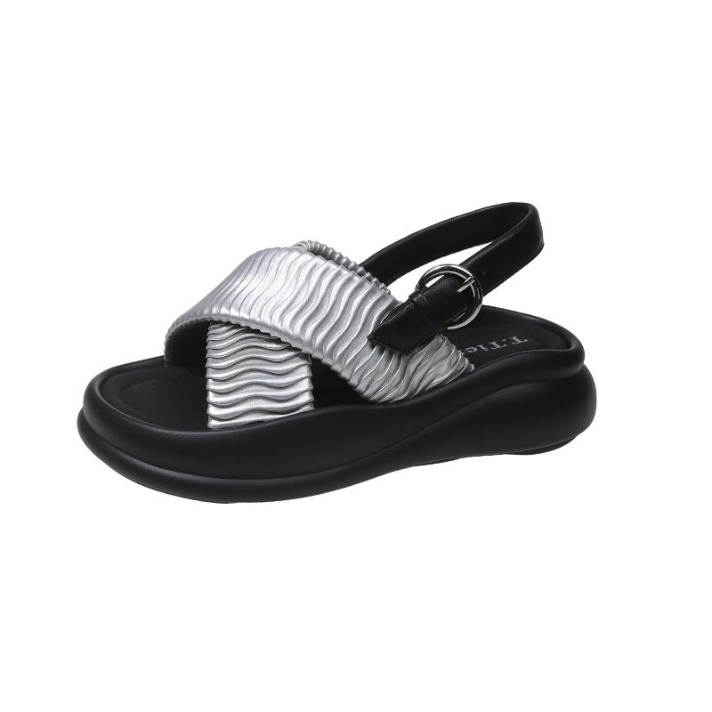 Модные женские босоножки на платформе со складками