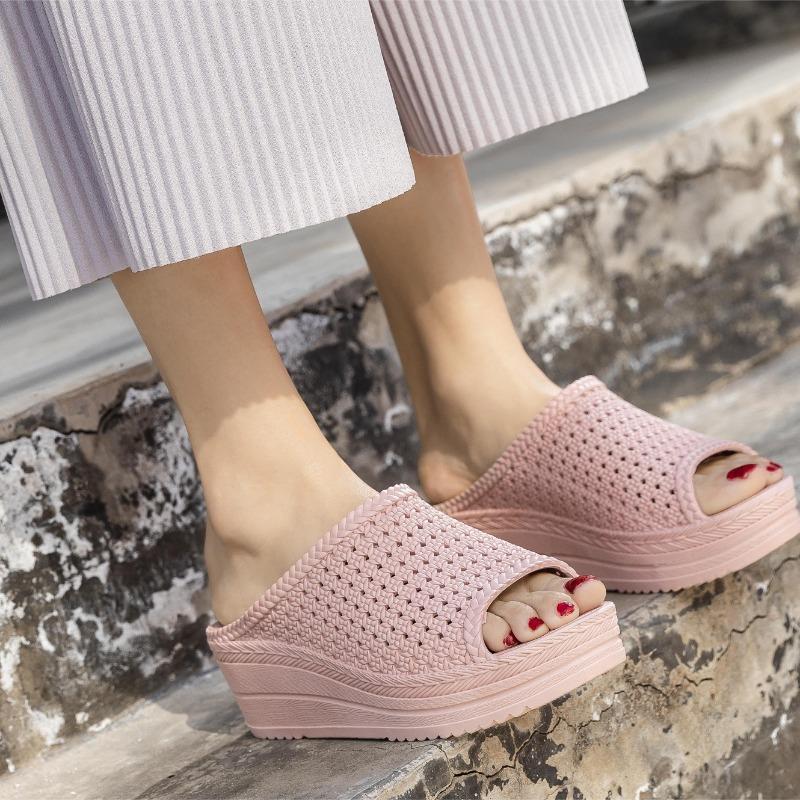 Женские босоножки на танкетке на платформе — тапочки с открытым носком для активного отдыха — противоскользящие и удобные шлепанцы из ПВХ